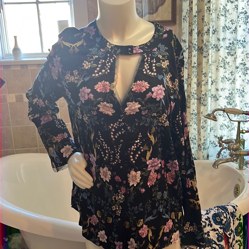 Democracy floral Blouse NWT size large